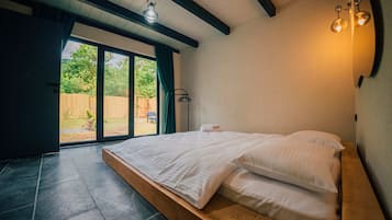 Een bureau, een laptopwerkplek, gratis babybedden, gratis wifi