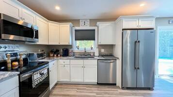 雪櫃、微波爐、焗爐、爐具