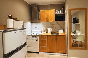 Frigorífico, microondas, horno y cafetera o tetera