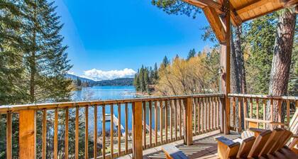 Amazing Lakefront Getaway-sleeps 18 guests, w/private dock, gameroom, spa & more