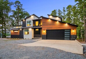 Exterior - Luxe Lakefront | Sleeps 17 | Fireplace | Hot Tub (Hot Springs)