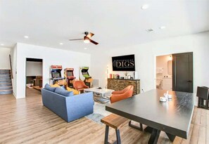 Games room - Luxe Lakefront | Sleeps 17 | Fireplace | Hot Tub (Hot Springs)