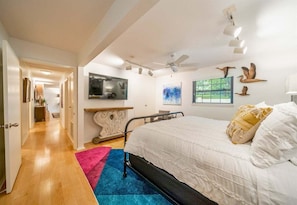6 bedrooms, free WiFi, bed sheets