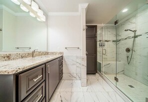 Shower, hair dryer, towels - Lakeside | Private Pool | Sleeps 18 | Dog-Friendly (Hot Springs)