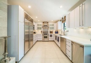 Fridge, microwave, oven, stovetop - Lakeside | Private Pool | Sleeps 18 | Dog-Friendly (Hot Springs)