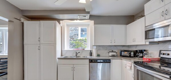 Fridge, microwave, oven, stovetop - Beautiful Surburban Family Home (Upper Darby)