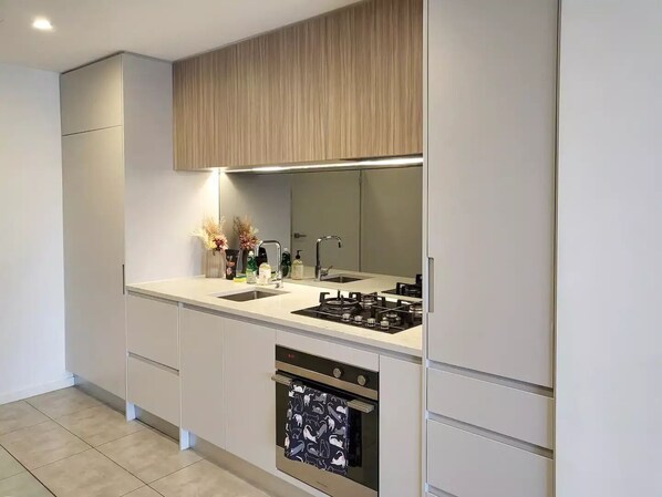 Fridge, microwave, oven, stovetop - Luxury apartment, best of Sydney with easy access to everything. (Epping)