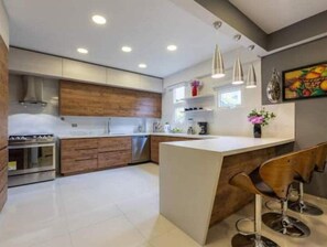 Een koelkast, een magnetron, een oven, een kookplaat