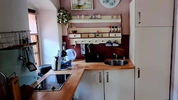 Kühlschrank, Mikrowelle, Herdplatte, Wasserkocher mit Kaffee-/Teezubehör