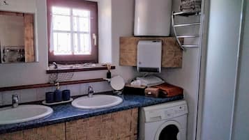 Dusche, Haartrockner, HandtĂŒcher, Seife