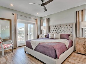 8 Schlafzimmer, Schreibtisch, Bügeleisen/Bügelbrett, Reisekinderbett