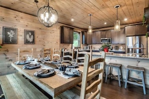 Dining - Luxury Lodge~Fire Pit+Mountain Views~Hot Tub~Pool (Gatlinburg)