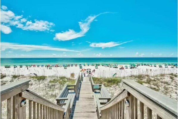 Sun loungers, beach towels - Waterview Villa-Pool-King Bed-Steps To the Sand! (Destin)