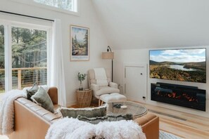 Una Smart TV, una chimenea, una biblioteca de música