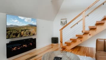 Smart TV, chimenea, biblioteca musical y estéreo