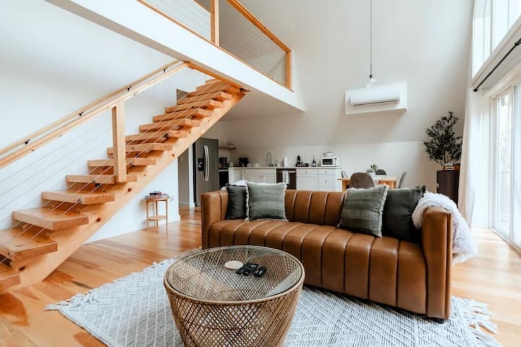 Smart TV, fireplace, music library, stereo