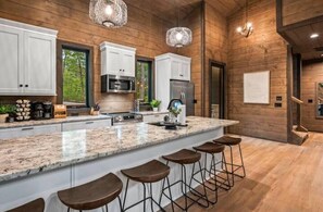 Fridge, microwave, oven, stovetop - New Luxury Cabin/HotTub/Pool/Games/FirePit/Theatre (Sevierville)