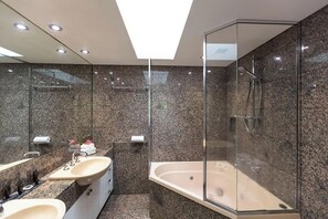 Een douche, een haardroger, handdoeken