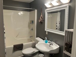 Sèche-cheveux, serviettes fournies