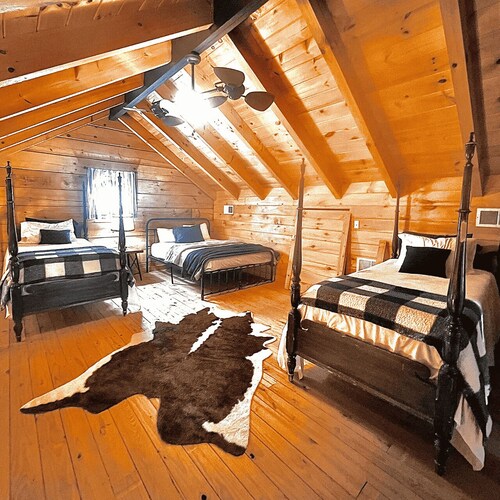 Charming Western NC Riverside Cabin steps away from the Green River Gamelands