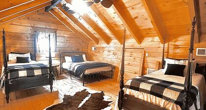 Charming Western NC Riverside Cabin steps away from the Green River Gamelands