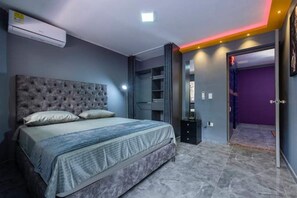 5 Schlafzimmer, Zimmersafe, Schreibtisch, Bügeleisen/Bügelbrett