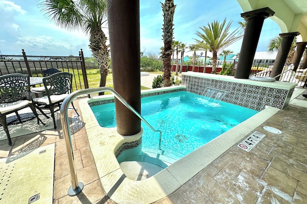 2 outdoor pools
