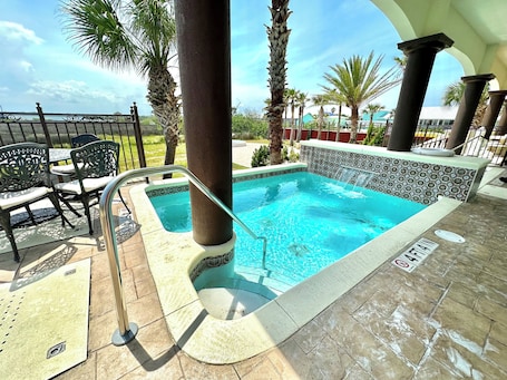 2 outdoor pools