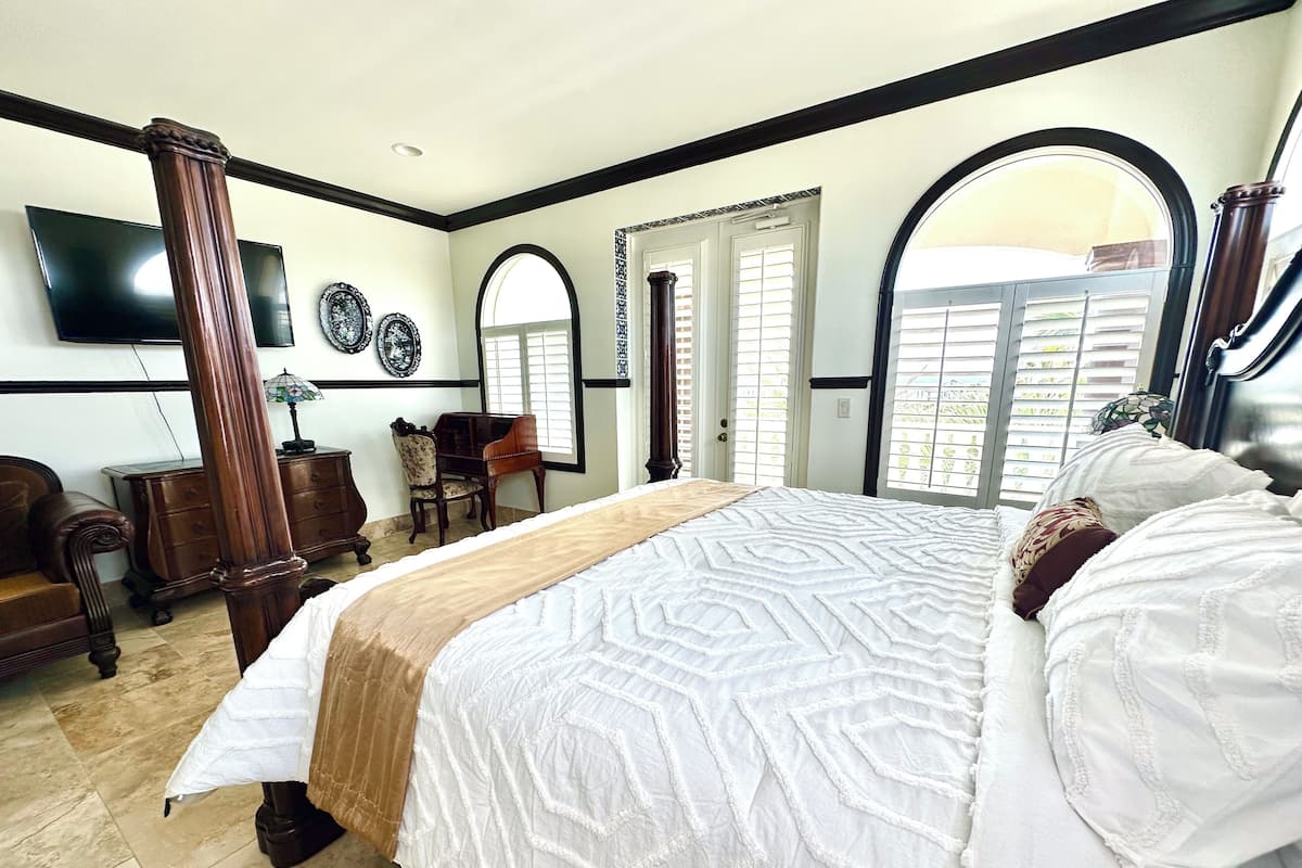 Deluxe Suite, Jetted Tub | 1 bedroom, individually decorated, individually furnished, desk