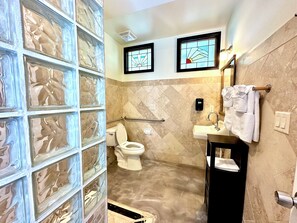 Standard Double or Twin Room | Bathroom | Towels - Bliss By The Sea (St. Augustine)
