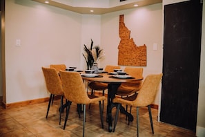Dining - Newly renovated historical house. Walking distance to all of downtown! (Salmon)