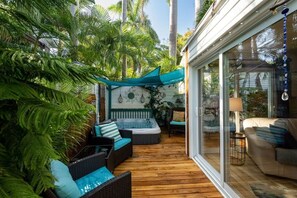 Terrace/patio - Hemmingway's Paradise! Walk or bike to all that Old town Key West has to offer (Key West)