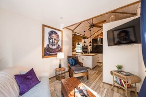 Smart TV, books, printers - Hemmingway's Paradise! Walk or bike to all that Old town Key West has to offer (Key West)