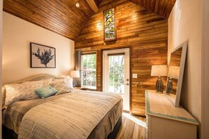 3 bedrooms, desk, iron/ironing board, free WiFi - Hemmingway's Paradise! Walk or bike to all that Old town Key West has to offer (Key West)