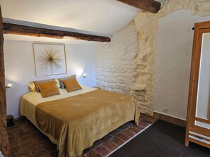 5 bedrooms, WiFi, bed sheets - Large charming farmhouse in South Ardèche, private pool, to rent as a whole/per room (Saint-Sauveur-de-Cruzières)