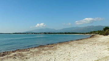 Una spiaggia nelle vicinanze
