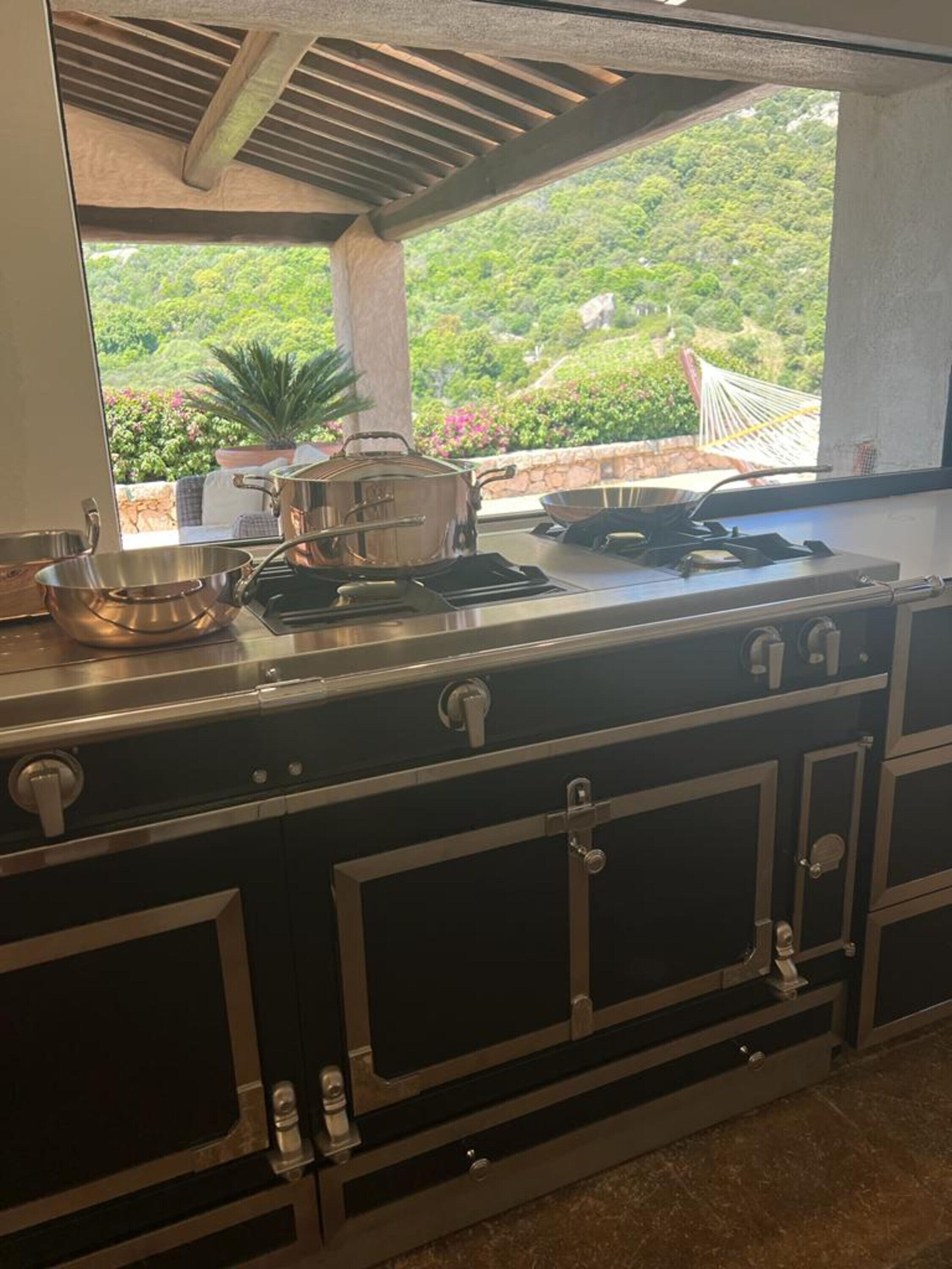 Frigorífico, horno, placa de cocina y lavavajillas