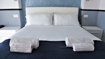 Caja de seguridad en la habitación y tabla de planchar con plancha