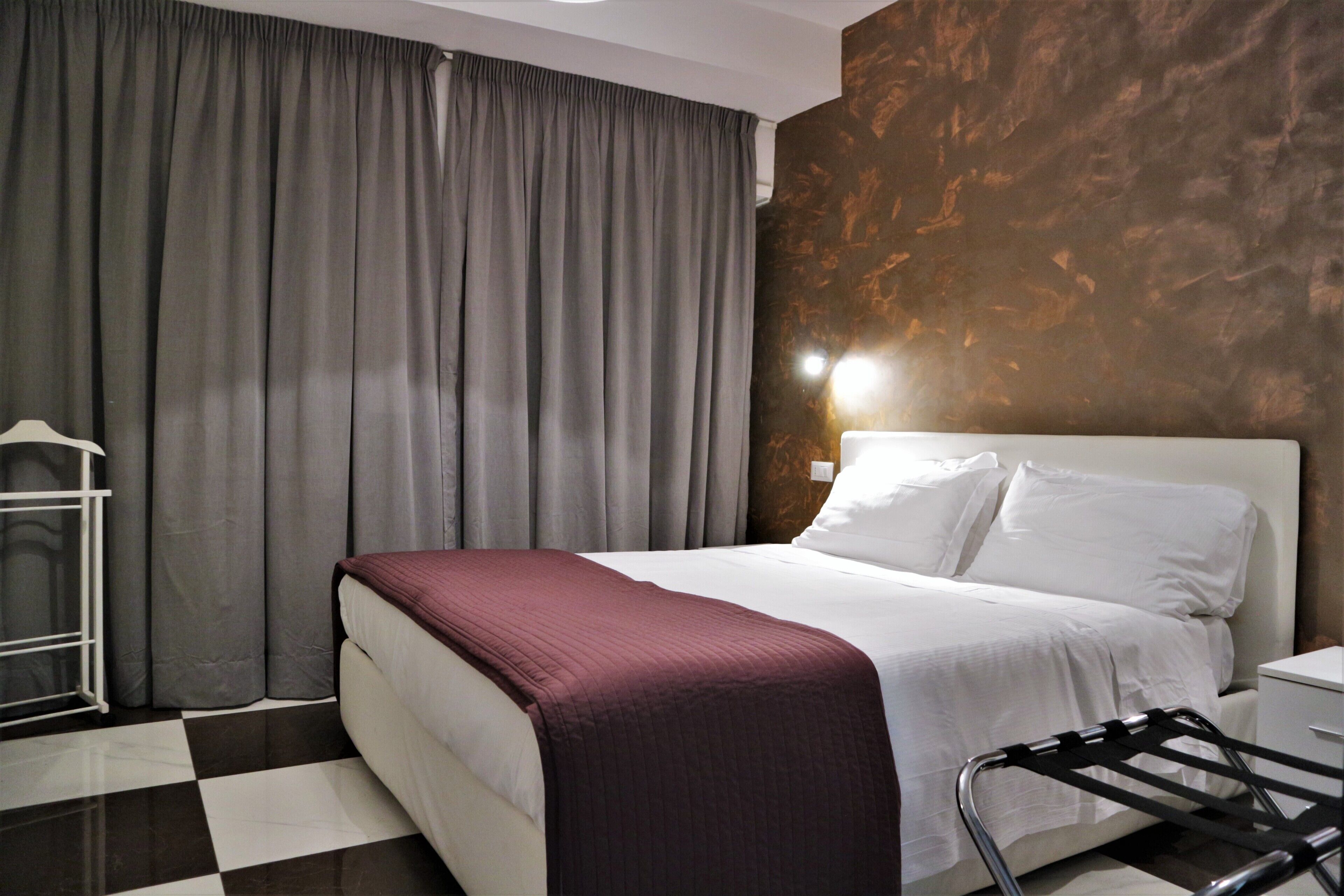 Rom – standard | Safe på rommet, strykejern/-brett, wi-fi (inkludert) og sengetøy