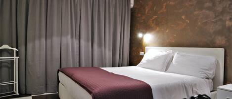 Rom – standard | Safe på rommet, strykejern/-brett, wi-fi (inkludert) og sengetøy