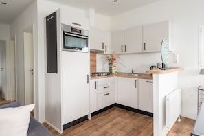 Frigorífico, microondas, horno y placa de cocina