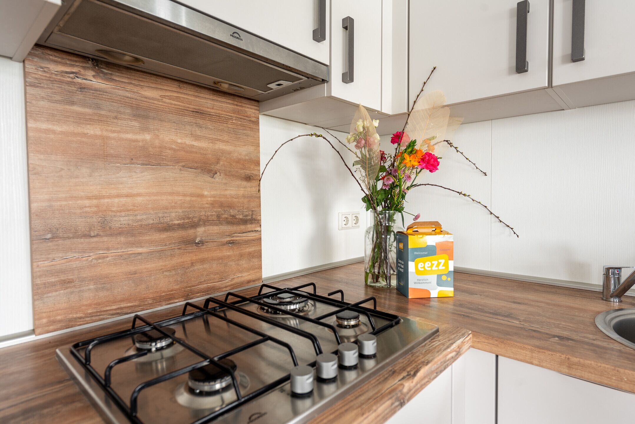 Een koelkast, een magnetron, een oven, een vaatwasser