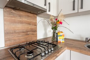 Een koelkast, een microgolfoven, een oven, een vaatwasser