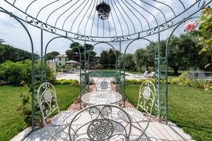 Outdoor dining - Apartment 'Abaye I Champagne - Charm' with Shared Pool, Wi-Fi and Air Conditioning (Soiano del Lago)