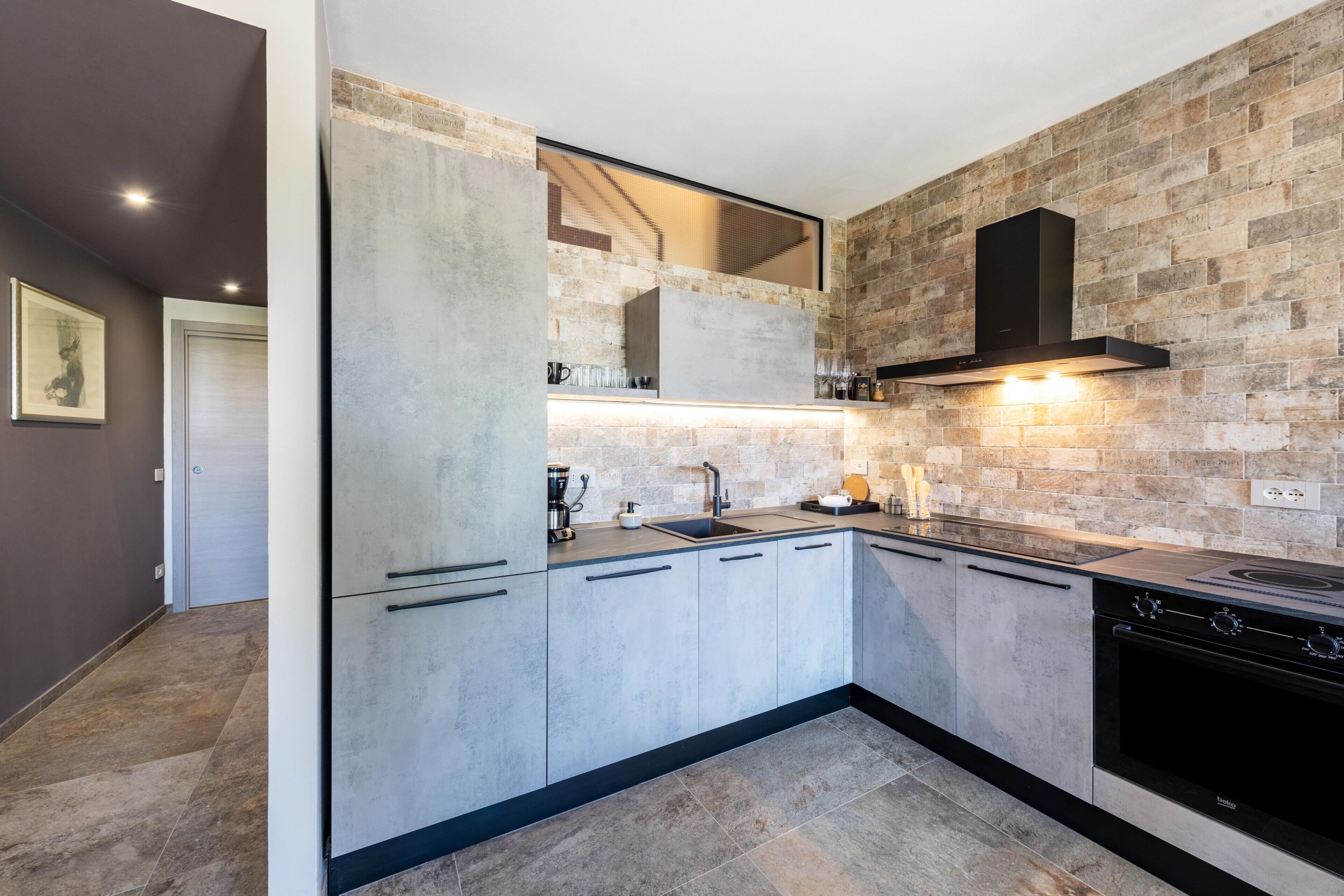 Frigorifero, microonde, forno, piano cottura