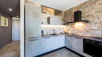 Frigorifero, microonde, forno, piano cottura