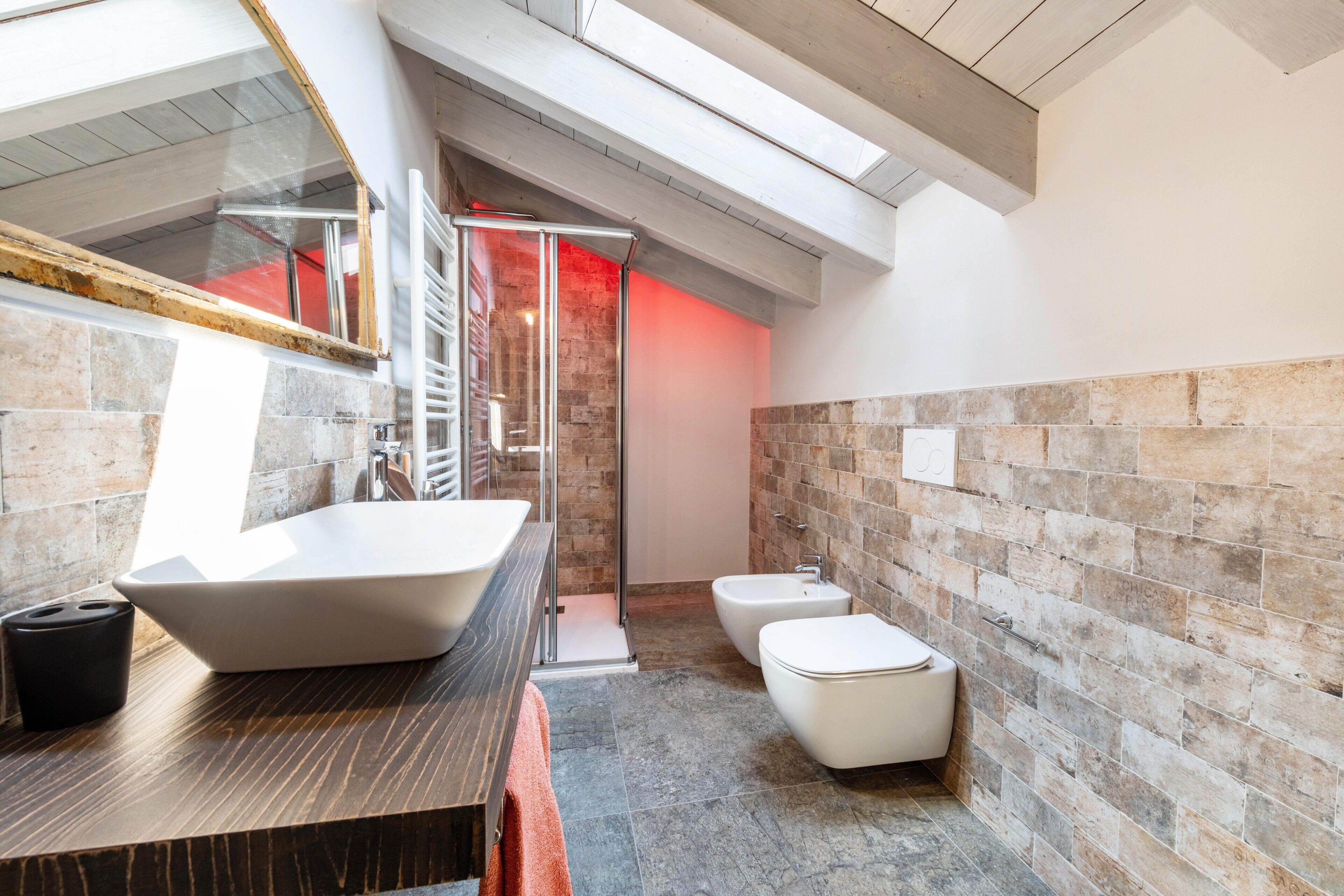 Een douche, gratis toiletartikelen, een haardroger, handdoeken