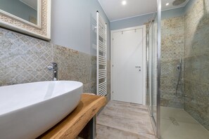 Shower, hair dryer, towels - Apartment 'Abaye 2 Pinot - Charm' with Shared Pool, Wi-Fi and Air Conditioning (Soiano del Lago)