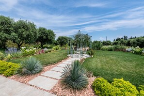 Property grounds - Apartment 'Abaye 2 Pinot - Charm' with Shared Pool, Wi-Fi and Air Conditioning (Soiano del Lago)