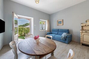 TV - Apartment 'Abaye 2 Pinot - Charm' with Shared Pool, Wi-Fi and Air Conditioning (Soiano del Lago)